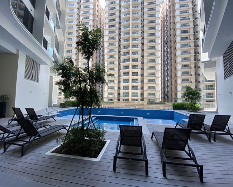 The Florence Tower swiming pool